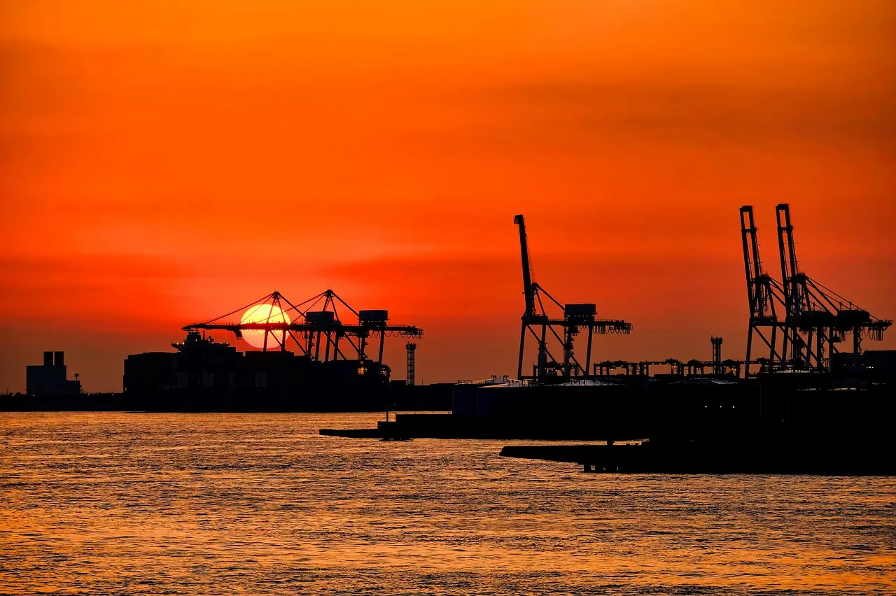 Why Can an Inland City Be an Import Hub?