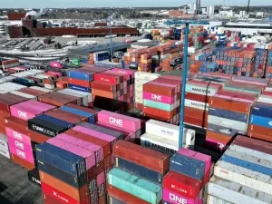 Why can inland cities engage in entrepot trade? Yichun gives the answer