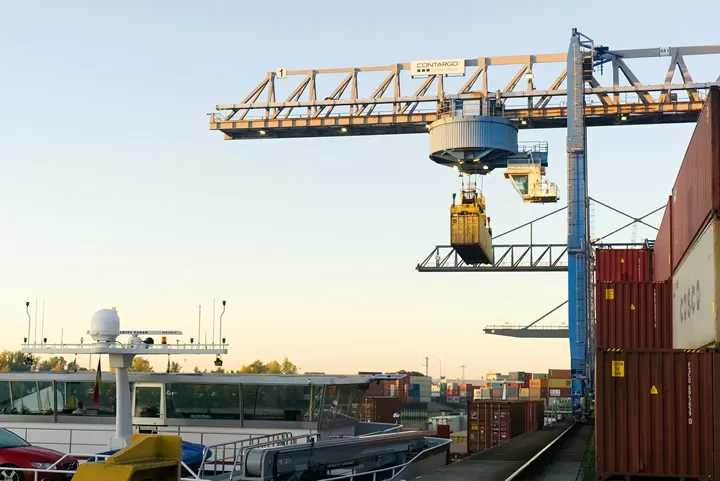 Is ceramic re - export trade an opportunity or a challenge?