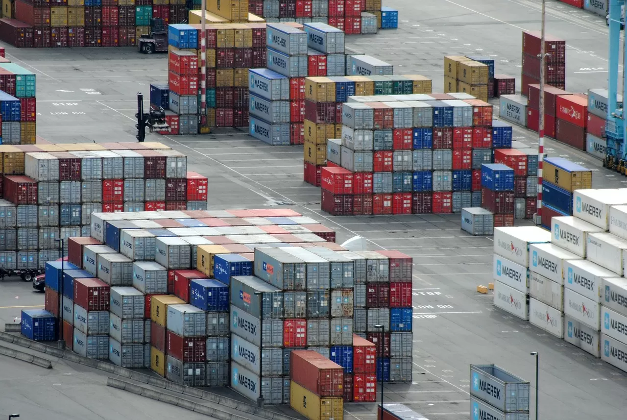 18 funny things that happen when your package is drifting at sea