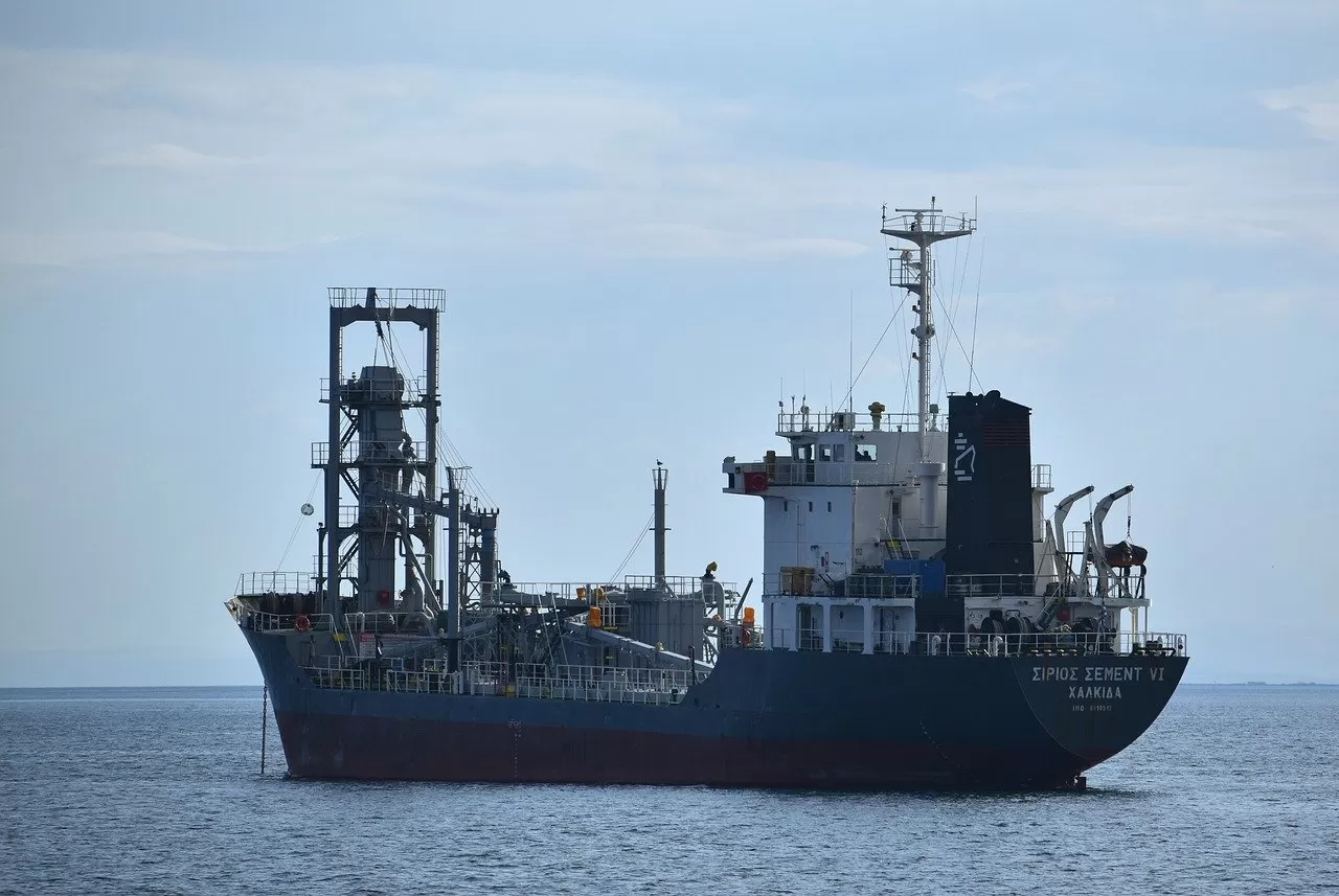 Who Holds the Lifeline of Global Small Commodity Trade?